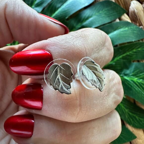 BOGO FREE SULVER LEAF STUD EARRINGS - Picture 1 of 7